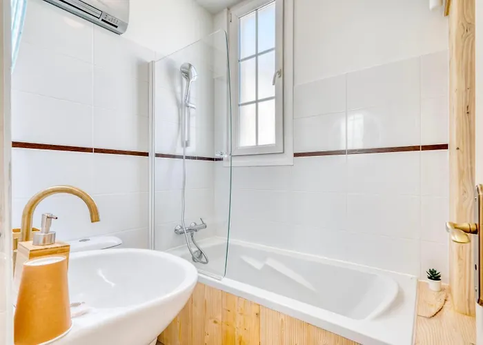 Le Petit Coin De La Rue Basse